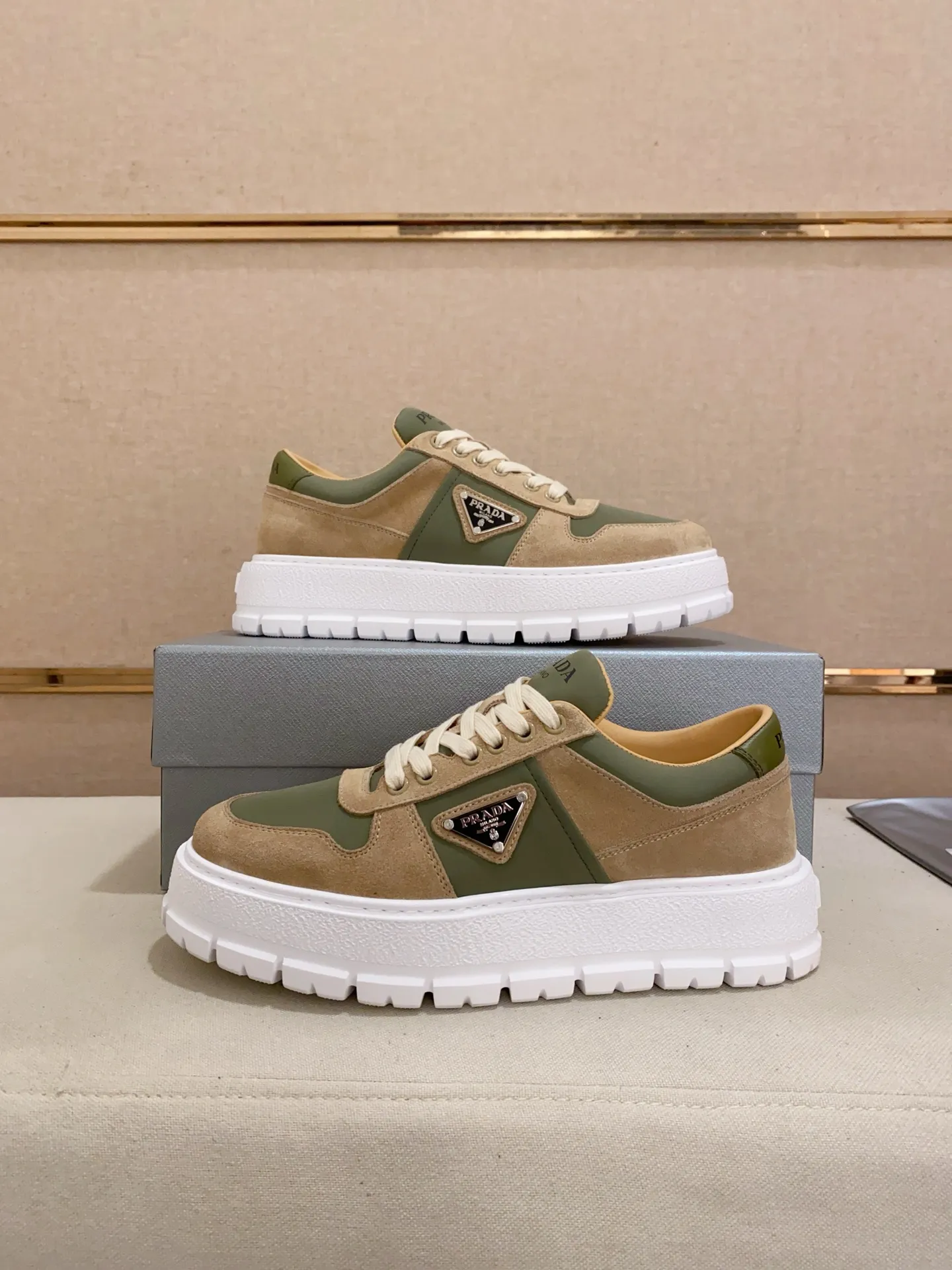 Men's shoes💰 620💰 ✔️✔️✔️Higher version High-quality new PRADA counters are launched simultaneously. The new men's shoes and 😘fabrics are selected from first-layer cowhide and are made by pure handicrafts. Lining: Full cowhide lining. 👍🏿 High-end ☄️ air-cushion molded anti-slip rubber outsole, exquisite lines, simple and elegant, comfortable and high-end for leisure travel. Code number: 38 to 44